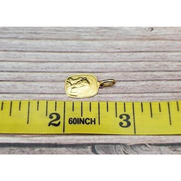 Dainty 18k Fine Yellow Gold Madonna Virgin Mary Religious Medal Pendant - Picture 7 of 9